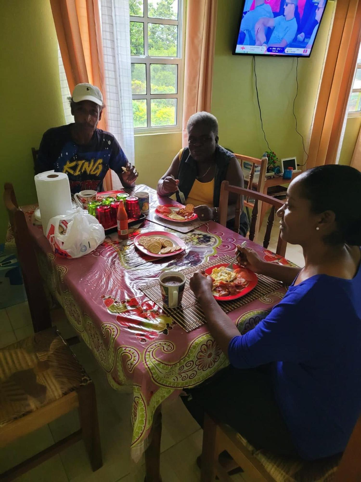 Tim'S & Mag'S Home Stay Roseau Bagian luar foto